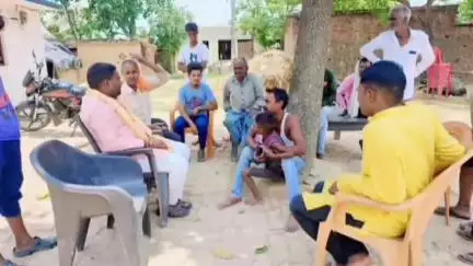 इटवा: रोहनी भारी में अजय भारती के भतीजे के निधन पर नगर पंचायत अध्यक्ष ने उनके आवास पर पहुंचकर व्यक्त की शोक संवेदना