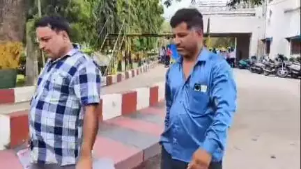 देवास नगर: नापाखेड़ी के किसान ने पटवारी पर रिश्वत लेने का आरोप लगाया, कलेक्टर कार्यालय में दिया आवेदन