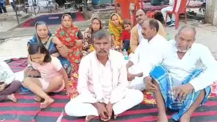 सीतापुर: खपुरा ग्राम पंचायत में पीड़ित की जमीन पर प्रधान द्वारा किया गया कब्जा, जमीन पर बनी रोड के खिलाफ पीड़ित ने धरना दिया