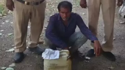 जांजगीर: आबकारी विभाग की कार्रवाई में ग्राम अमरताल से 9 लीटर अवैध महुआ शराब जब्त, आरोपी गिरफ्तार