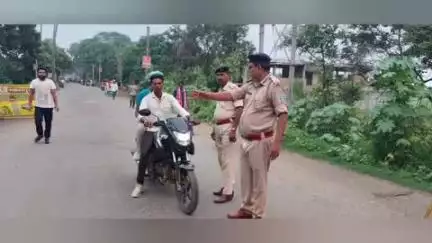 महेशपुर: महेशपुर थाने के पास सड़क सुरक्षा टीम ने वाहन जांच अभियान चलाकर ₹20,500 का जुर्माना वसूला