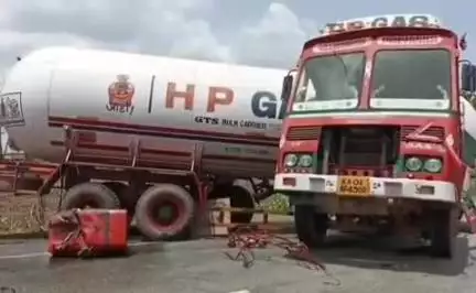 ఉరవకొండ: విడపనకల్ సమీపంలోని 42వ జాతీయ రహదారిపై కారును ఢీకొన్న హెచ్‌పీ గ్యాస్ ట్యాంకర్, ఒకరికి తీవ్ర గాయాలు