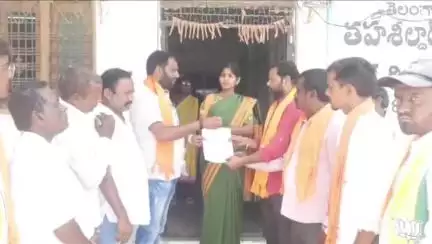 ఇల్లంతకుంట: రైతులకు ఇచ్చిన హామీలను నెరవేర్చాలని రుద్రంగి తహసీల్దార్‌కు బీజేపీ నేతల వినతి