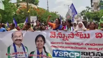 కర్నూలు: కూటమి ప్రభుత్వం ప్రజలను మోసం చేసిందంటూ కర్నూలులో వైసీపీ నాయకులు భారీ నిరసన ర్యాలీ