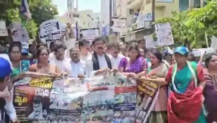 విశాఖపట్నం: నగరంలో YSRCP ఆధ్వర్యంలో వెన్నుపోటు దినోత్సవం కార్యక్రమంలో భాగంగా నిరసన ర్యాలీ, పాల్గొన్న పార్టీ అధ్యక్షుడు కె.కె రాజు