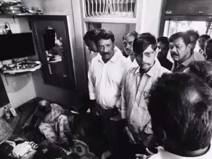 మైసూరువారి పల్లిలో వైసీపీ నేత, చిన్ననాటి మిత్రుడు శ్రీనివాసులు భౌతికకాయానికి నివాళులర్పించిన రైల్వే కోడూరు మాజీ ఎమ్మెల్యే