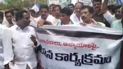 రాయదుర్గం: వెన్నుపోటు దినోత్సవం పేరుతో పట్టణంలో వైసీపీ నేతలు నిరసన ర్యాలీ నిర్వహణ