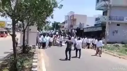 కళ్యాణదుర్గం: పట్టణంలో మాజీ ఎంపీ తలారి రంగయ్య ఆధ్వర్యంలో వైసీపీ శ్రేణులు భారీ నిరసన ర్యాలీ నిర్వహణ