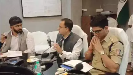 ইংরেজবাজার: ইদুজ্জোহা উৎসব নিয়ে জেলা পুলিশ ও প্রশাসন উদ্যোগে প্রশাসনিক ভবনের সভাকক্ষে অনুষ্ঠিত হল বৈঠক