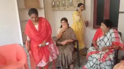 తెనాలి: జిల్లాలోని తెనాలిలో కానిస్టేబుల్ చిరంజీవి కుటుంబాన్ని పరామర్శించిన ఏపీ మహిళా కమిషన్ చైర్ పర్సన్ రాయపాటి శైలజ