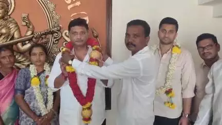 ಮದ್ದೂರು: ಭಾರತೀನಗರದಲ್ಲಿ ಚಿಕ್ಕರಸಿನಕೆರೆ ಗ್ರಾಪಂಗೆ ನೂತನ ಉಪಾಧ್ಯಕ್ಷರಾಗಿ ಸವಿತಬಿ.ಪ್ರಭುಸ್ವಾಮಿ ಆಯ್ಕೆಗೊಂಡ, ಶಾಸಕ ಮಧು ಜಿ ಮಾದೇಗೌಡರಿಂದ ಅಭಿನಂದನೆ