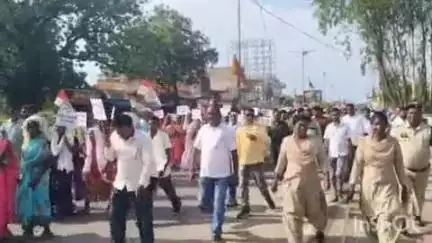 बलरामपुर: जिला मुख्यालय में कांग्रेस नेताओं ने निकाली संविधान बचाओ रैली