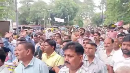 बरेली: डीएम कार्यालय पहुंचकर सिंचाई विभाग संयुक्त कर्मचारी संघर्ष समिति ने दिया ज्ञापन