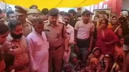महाराजगंज: कपूरपुर में अधेड़ की हत्या के बाद पोस्टमार्टम से शव लौटने पर परिजनों और ग्रामीणों ने किया प्रदर्शन
