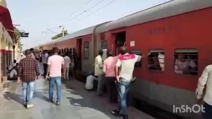 औरैया: दिबियापुर क्षेत्र के कंचौसी में नॉर्थ ईस्ट एक्सप्रेस ट्रेन का इंजन फेल, दिल्ली-हावड़ा रूट पर 6 एक्सप्रेस ट्रेनें रुकीं