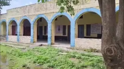 छछरौली: छछरौली ब्लॉक के जैतपुर राजकीय माध्यमिक विद्यालय में हल्की बारिश से तालाब जैसे हालात