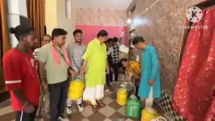বাঁকুড়া ১: বাঁকুড়া লোকসভা কেন্দ্রের সাংসদ হিসেবে অরূপ চক্রবর্তীর এক বছর পূর্ণ হওয়ার আনন্দে বাঁকুড়ায় মানুষকে মিষ্টিমুখ করানো হলো