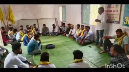 भीमपुर: भीमपुर जिला पंचायत सदस्य ने 5 जून को होने वाली आदिवासी जयस संगठन की बैठक में विभिन्न विषयों पर चर्चा की