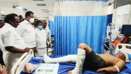 திண்டுக்கல் கிழக்கு: வத்தலகுண்டு விபத்தில் காயம் அடைந்து அரசு மருத்துவமனையில் சிகிச்சை பெற்று வரும் நபர்களை பழனி எம்எல்ஏ மற்றும் மேயர் நேரில் சந்தித்து ஆறுதல்
