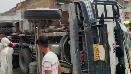 ओबरा: चोपन रोड पर बालू लदी वाहन अनियंत्रित होकर पलटी, तीन लोग हुए घायल