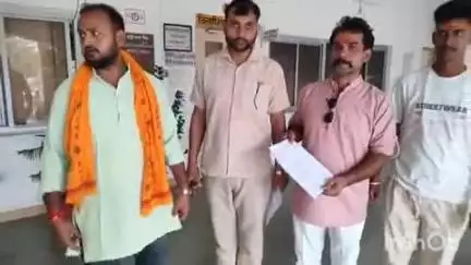 रॉबर्ट्सगंज: कलेक्ट्रेट में विहिप कार्यकर्ताओं ने बकरीद से पहले गौ-वंश हत्या के विरुद्ध कठोर कार्रवाई की मांग को लेकर सौंपा ज्ञापन