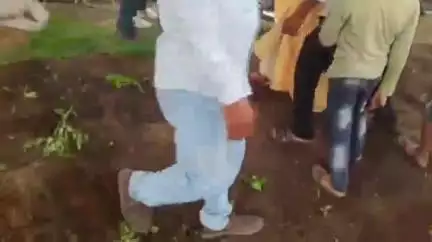 दलौदा: लसुड़ावन में खेत में काम कर रही बुजुर्ग महिला पर हमला, अज्ञात लोग पैर के चांदी के कड़े लूटकर भागे