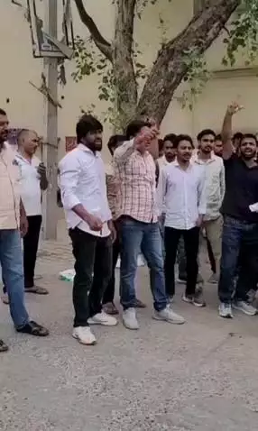 बहरोड़: बहरोड़ में पूर्व विधायक बलजीत यादव के कार्यकर्ताओं ने वर्तमान विधायक का पुतला फूंका, DJ कोर्ट नहीं खुलने पर हुए खफा