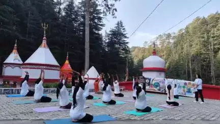लोहाघाट: नगर लोहाघाट के रिशेश्वर मंदिर में आयुष विभाग ने हरित योग कार्यक्रम के तहत कॉमन योग प्रोटोकॉल का अभ्यास किया