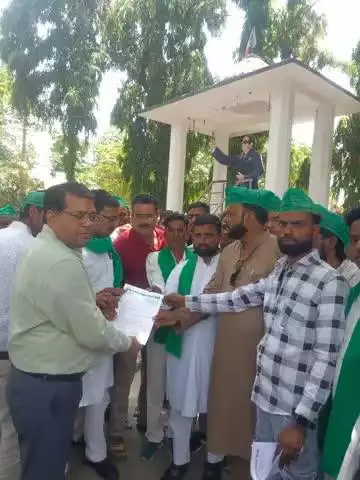 #लखीमपुर_खीरी 
#Lakhimpur_Kheri
सिंचाई के लिए मुफ्त बिजली व बिजली निजीकरण एवम् के लिए ज्ञापन।
Memorandum for free electricity for irrigation and electricity privatization.