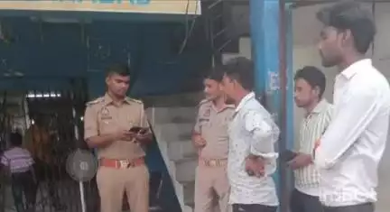 रॉबर्ट्सगंज: शाहगंज बाजार और बैंकों में पुलिस ने संदिग्ध व्यक्तियों की की चेकिंग