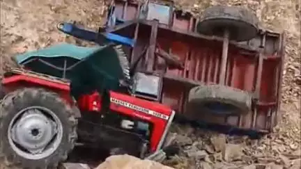 रायपुर थाना क्षेत्र के काली चुतरी के पास डांग में अनियंत्रित होकर पलटा ट्रैक्टर-ट्रॉली, चालक ने कूदकर बचाई जान