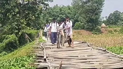 গোঁসাইগাঁও ভাগ: ২ নং হাতীগড় গাঁৱৰ বিধস্ত কাঠৰ দলঙে ৰাইজক বিপদত পেলাইছে  #jansamasya