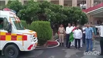 भभुआ: भभुआ समाहरणालय परिसर से डीएम सुनील कुमार ने हरी झंडी दिखाकर 3 नए एंबुलेंस को रवाना किया