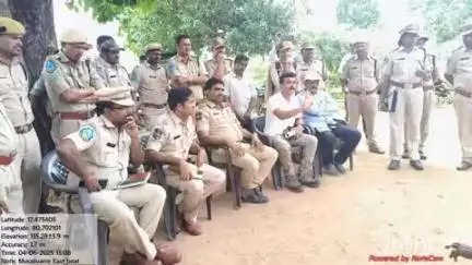 కొత్తగూడెం: చుంచుపల్లి మండల పరిధిలోని పాలవాగు జగ్గారం గుత్తి కోయ గ్రామాలను పర్యటించిన పోలీస్,అడవి,రెవెన్యూ సిబ్బంది