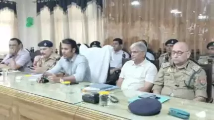 शामली: कलेक्ट्रेट सभागार में बकरीद व गंगा दशहरा पर शांति व्यवस्था के लिए डीएम शामली ने धर्मगुरुओं के साथ की बैठक