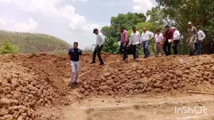 मंडला: कलेक्टर सोमेश मिश्रा ने केरेगांव में खेत तालाब का निरीक्षण किया, मत्स्य पालन और फसल पैदावार के सुझाव दिए
