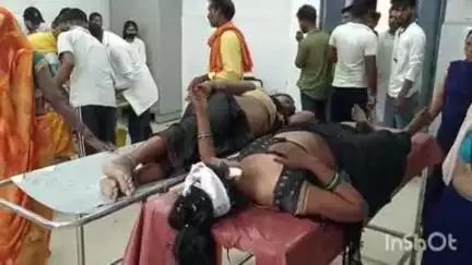 अधौरा: अधौरा पथ पर घटवार बाबा मोड़ के पास पिकअप पलटने से 10 लोग घायल, सदर अस्पताल में इलाज जारी
