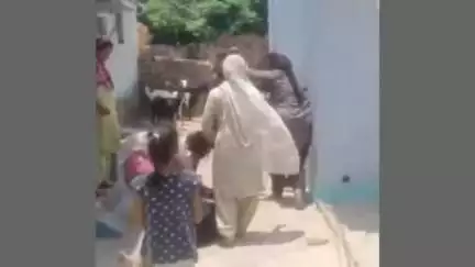 गोंडा: ग्राम पंचायत अलावल देवरिया में पारिवारिक विवाद के चलते हुई मारपीट, वीडियो सोशल मीडिया पर आया सामने