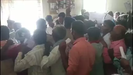 ಹಾವೇರಿ: ನಗರದಲ್ಲಿ ಸೋಯಿಬಿನ್ ಬೀಜ ಖರೀದಿಗೆ ಮುಗಿಬಿದ್ದ ರೈತರು;ಸ್ಥಳಕ್ಕೆ ಆಗಮಿಸಿದ ಪೊಲೀಸ್ ರು