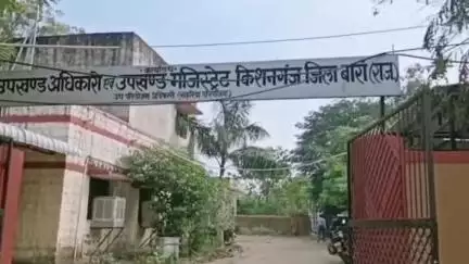 किशनगंज: बृजनगर में आवासीय घर, पशु, बाड़ा व खेत के अन्य गांवों के लिए आवंटन खारिज करने की मांग को लेकर ज्ञापन