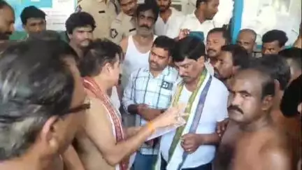 వెన్నుపోటు కార్యక్రమంలో భాగంగా చోడవరం తహసీల్దార్ కార్యాలయం ఎదుట వైసీపీ నేతలు నిరసన