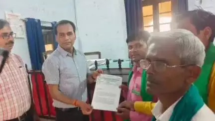 तिलहर: भारतीय किसान मजदूर यूनियन राष्ट्रवादी के कार्यकर्ताओं ने किसानों की समस्याओं को लेकर तहसीलदार को दिया ज्ञापन