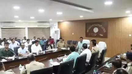 चाईबासा: बकरीद पर्व पर विधि व्यवस्था बनाए रखने के लिए समाहरणालय में डीसी ने की बैठक