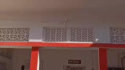 मौदहा: बिहुनी गांव में घर के बाहर सो रहे लोगों को कार सवार ने मारी टक्कर, एक महिला का टूटा पैर व तीन लोग हुए घायल