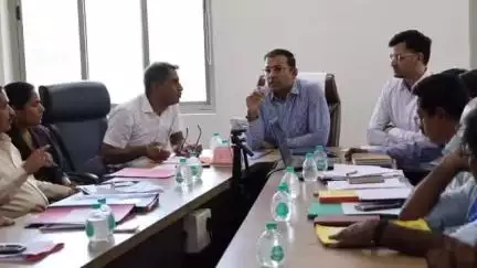 नगर: महापालिकेचा कामकाजाचा जिल्हाधिकारी यांनी घेतला आढावा; दिले प्रशासनाला आदेश