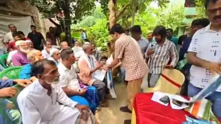 ভাঙড় ১: ভাঙড়ে প্রবীণ নাগরিকদের উত্তরীয় পরিয়ে বস্ত্র ও মিষ্টি দিয়ে সংবর্ধনা জানালেন ভাঙড়ের পর্যবেক্ষক