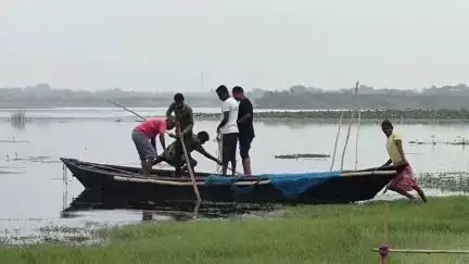 সিউড়ি ১: তিলপাড়া জলাশয়ের মধ্যে এক যুবকের মৃতদেহ ভাসতে দেখে এলাকায় চাঞ্চল্য ছড়ায়, ঘটনাস্থলে দমকল ও পুলিশ আধিকারিকরা