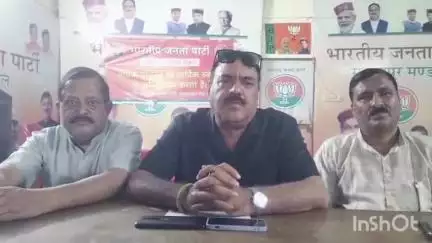 हमीरपुर: सुजानपुर में आयोजित पत्रकार वार्ता के दौरान भाजपा मंडलों के दोनों अध्यक्ष बोले- तबादला आयोग चला रहे कांग्रेस विधायक