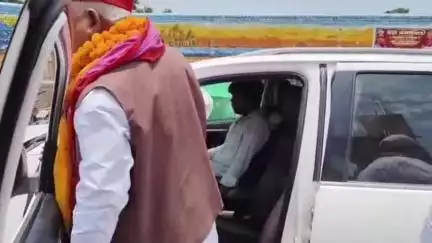 लोकसभा चुनाव के एक वर्ष पूरा होने पर सपा सांसद अवधेश प्रसाद ने रामलला हनुमानगढ़ी में माथा टेककर लिया आशीर्वाद