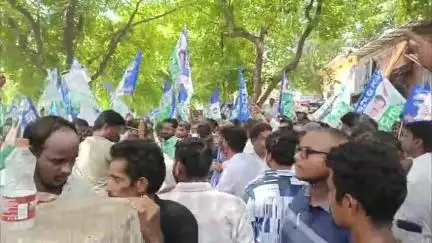 రాష్ట్ర ఖజానా చంద్రబాబు ఖాతాలోకి వెళ్తోంది: పట్టణంలో మాజీ మంత్రి దాడిశెట్టి రాజా
